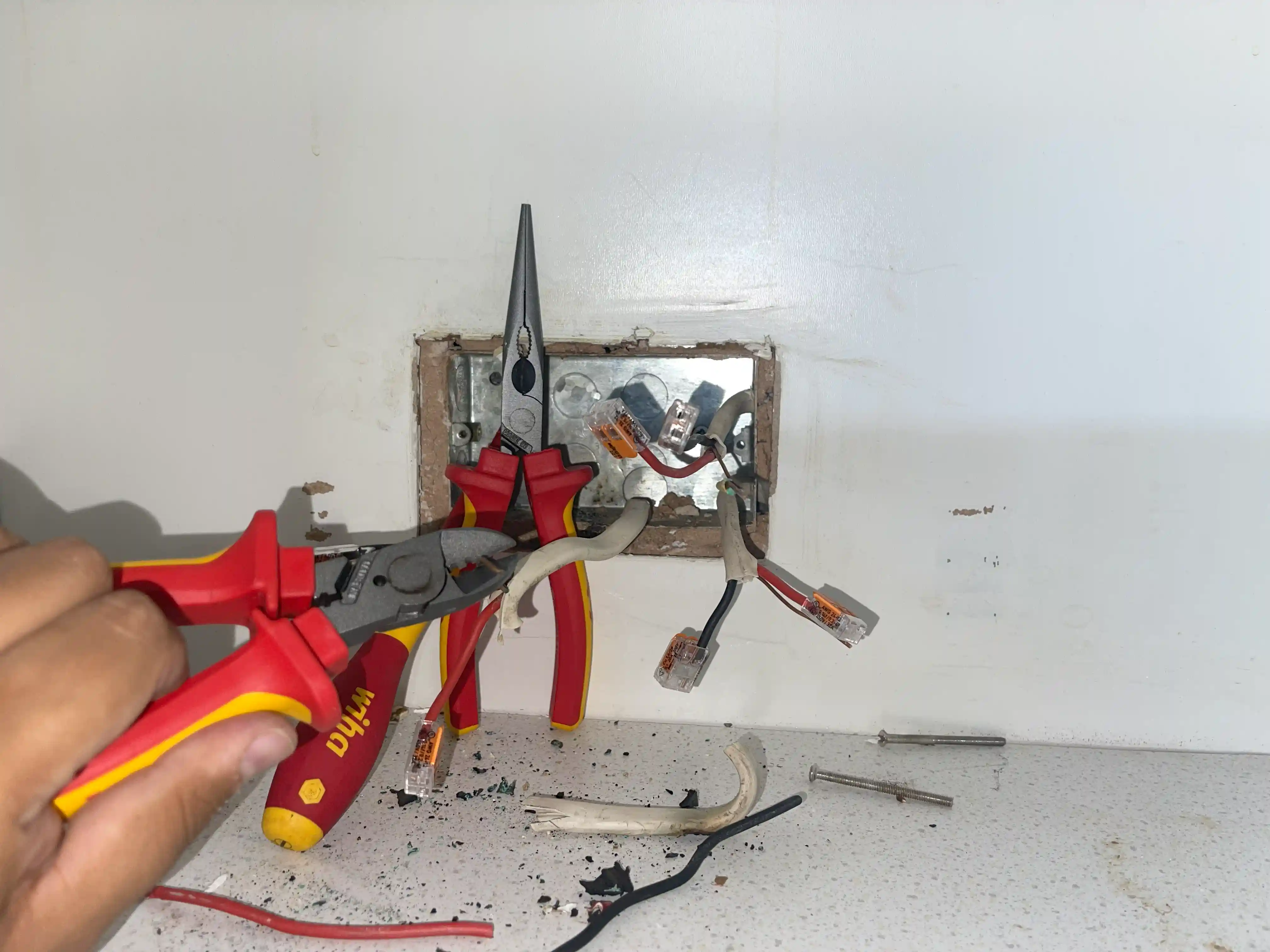 24 Hours Emergency Electrician near Thatcham